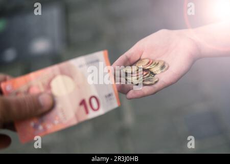 Euro-Bargeld-Hintergrund. Euro-Geld-Banknoten - Tangentenpolitik, Währungsumtausch Stockfoto