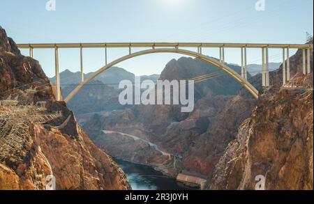 Die riesige Brücke des Hoover Dams über das Tal Stockfoto