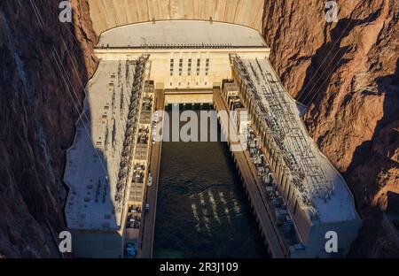 Blick von oben auf den Hoover Dam Stockfoto