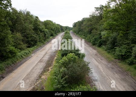 Alte Autobahn A44 in der Nähe von Manheim und Braunkohlebergwerk Hambach im Frühjahr 2023 Stockfoto