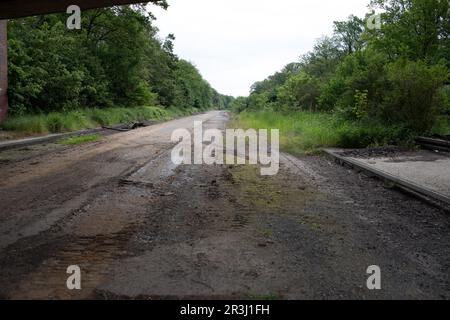 Alte Autobahn A44 in der Nähe von Manheim und Braunkohlebergwerk Hambach im Frühjahr 2023 Stockfoto