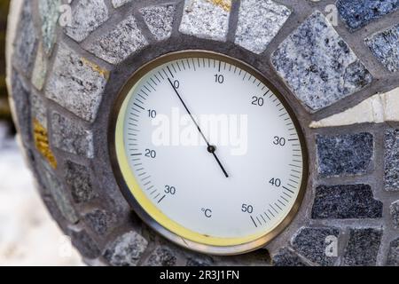 Unter Null Celsius gemäß analogem Thermometer Stockfoto