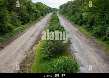 Alte Autobahn A44 in der Nähe von Manheim und Braunkohlebergwerk Hambach im Frühjahr 2023 Stockfoto