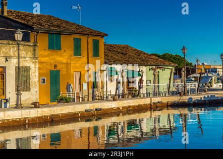 Häuser am italienischen Kanalhafen Stockfoto