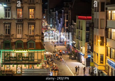 Abendliche Straßenszene in der Altstadt von Lüttich, Belgien Stockfoto