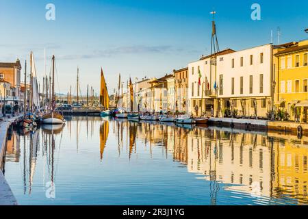 Häuser am italienischen Kanalhafen Stockfoto