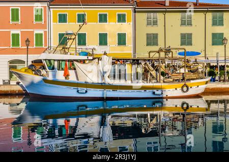 Häuser am italienischen Kanalhafen Stockfoto