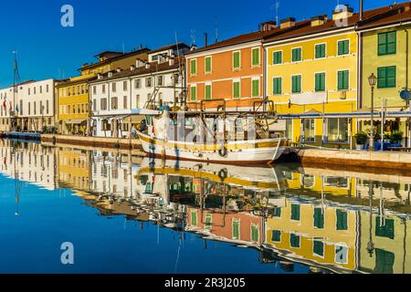 Häuser am italienischen Kanalhafen Stockfoto