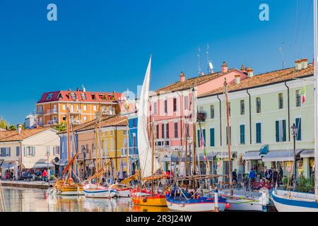 Boote im Kanalhafen Stockfoto