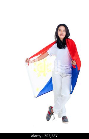 Asiatische Frauen feiern den philippinischen Unabhängigkeitstag am 12. Juni, indem sie die philippinische Flagge isoliert vor weißem Hintergrund halten Stockfoto