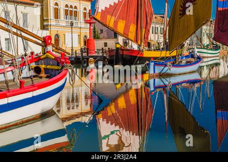 Boote im Kanalhafen Stockfoto