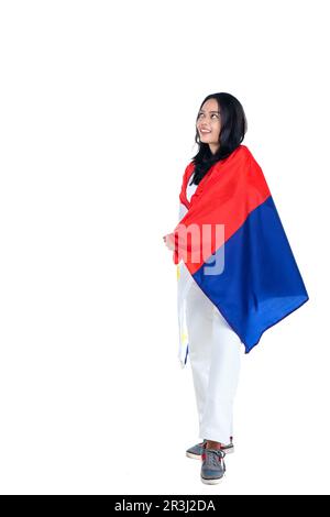 Asiatische Frauen feiern den philippinischen Unabhängigkeitstag am 12. Juni, indem sie die philippinische Flagge isoliert vor weißem Hintergrund halten Stockfoto