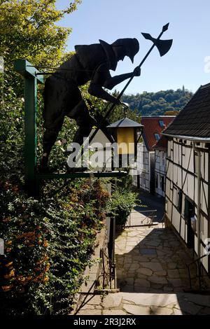 Fachwerkhäuser auf der Kirchtreppe mit einem Nachtwächter, Kettwig, Essen, Deutschland, Europa Stockfoto