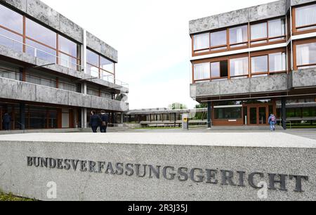 Karlsruhe, Deutschland. 24. Mai 2023. Das Bundesverfassungsgericht ist an einer Wand vor den Gebäuden der Grichts angebracht. Das Bundesverfassungsgericht prüft derzeit die neue Verordnung zur Wiederaufnahme des Strafverfahrens. Seit Ende 2021 sieht die Strafprozessordnung (Abschnitt 362) vor, dass im Falle der schwersten Straftaten, wie etwa Mord, abgeschlossene Verfahren zum Nachteil des Angeklagten wieder eröffnet werden können, wenn neue Beweise vorliegen. Kredit: Bernd Weißbrod/dpa/Alamy Live News Stockfoto