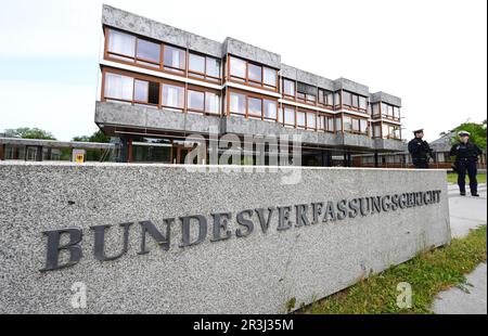 Karlsruhe, Deutschland. 24. Mai 2023. Das Bundesverfassungsgericht ist an einer Wand vor den Gebäuden der Grichts angebracht. Das Bundesverfassungsgericht prüft derzeit die neue Verordnung zur Wiederaufnahme des Strafverfahrens. Seit Ende 2021 sieht die Strafprozessordnung (Abschnitt 362) vor, dass im Falle der schwersten Straftaten, wie etwa Mord, abgeschlossene Verfahren zum Nachteil des Angeklagten wieder eröffnet werden können, wenn neue Beweise vorliegen. Kredit: Bernd Weißbrod/dpa/Alamy Live News Stockfoto