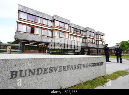 Karlsruhe, Deutschland. 24. Mai 2023. Das Bundesverfassungsgericht ist an einer Wand vor den Gebäuden der Grichts angebracht. Das Bundesverfassungsgericht prüft derzeit die neue Verordnung zur Wiederaufnahme des Strafverfahrens. Seit Ende 2021 sieht die Strafprozessordnung (Abschnitt 362) vor, dass im Falle der schwersten Straftaten, wie etwa Mord, abgeschlossene Verfahren zum Nachteil des Angeklagten wieder eröffnet werden können, wenn neue Beweise vorliegen. Kredit: Bernd Weißbrod/dpa/Alamy Live News Stockfoto
