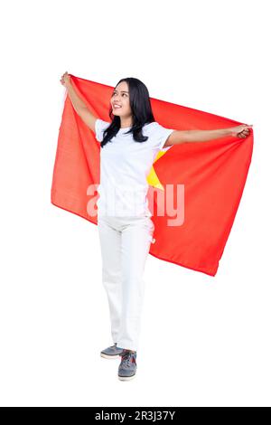 Asiatische Frauen feiern den Tag der Unabhängigkeit Vietnams am 02. September, indem sie die vietnamesische Flagge isoliert vor weißem Hintergrund halten Stockfoto