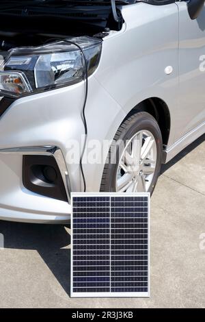 Tragbarer Solar-Photovoltaik-Panel, lädt die Batterie im Auto auf. Stockfoto