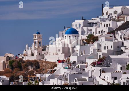 Panoramablick aus der Vogelperspektive auf das Dorf Imerovigli auf der Insel Santorini, Griechenland Stockfoto