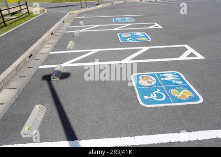 Straßenmarkierungen für Behinderte Parken auf einem Parkplatz Abschaltdruck Stockfoto