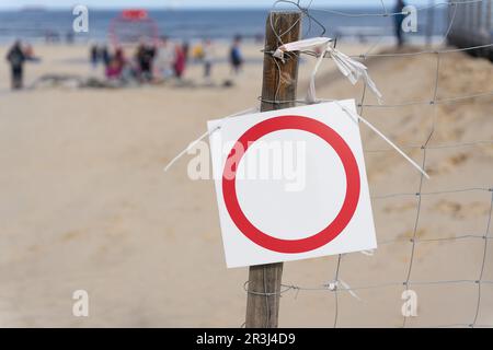 Blanko-Schild am Strand der Ostsee in Polen mit Kopierplatz auf dem Schild Stockfoto