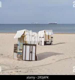 Liegestühle am Ostseestrand auf der Insel Usedom bei Ahlbeck in Deutschland Stockfoto