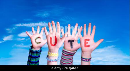 Kinder Bauen Farbenfrohe Englische Wortschwärze. Blauer Himmel Als Hintergrund. Stockfoto