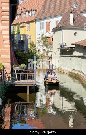 Touristen während eines Ausflugs auf dem Fluss Lauch in der mittelalterlichen Altstadt von Colmar in Frankreich Stockfoto