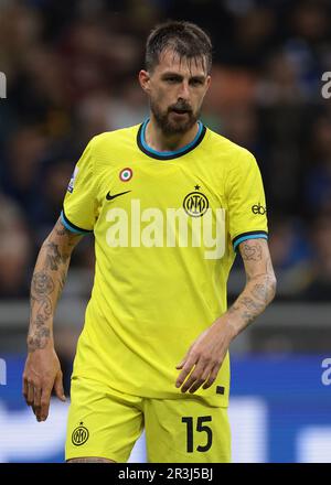 Mailand, Italien, 13. Mai 2023. Francesco Acerbi vom FC Internazionale reagiert während des Spiels der Serie A in Giuseppe Meazza, Mailand. Der Bildausdruck sollte lauten: Jonathan Moscrop/Sportimage Stockfoto