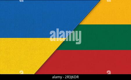 Flagge der Ukraine und Litauens. Ukrainische und litauische Flaggen auf der Stoffoberfläche. Zwei Flaggen Zusammen Stockfoto