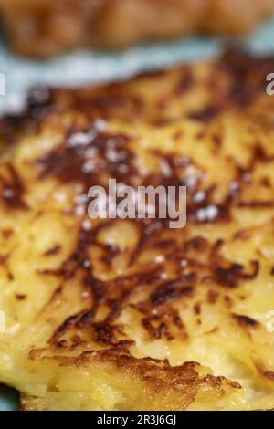 Bayrische Süßigkeit rÃ¶sti auf dem Teller Stockfoto