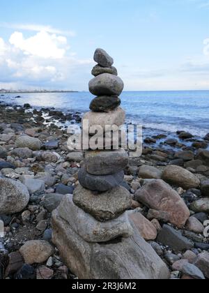 Steinpyramide am Strand, Groemitz Stockfoto