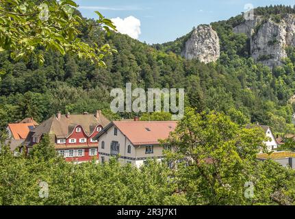 Beuron im Donautal mit ehemaliger Post und Bahnhof Stockfoto