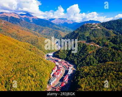 Rosa Khutor Dorf Luftpanorama. Rosa Khutor ist ein alpines Skigebiet in der Nähe der Stadt Krasnaya Polyana in Sotschi Region, Russland Stockfoto