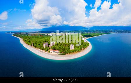 Panoramablick über den Strand von Pitsunda. Pitsunda ist ein Ferienort am Schwarzen Meer, Gagra District von Abchasien in Georgien. Stockfoto