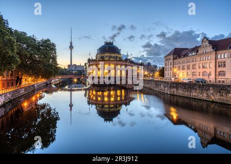 Das Bode-Museum und der Fernsehturm spiegeln sich vor Sonnenaufgang in der Spree in Berlin wider Stockfoto