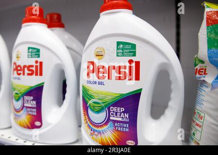 Waschgel für Wäsche Persil auf einem Regal in einem Geschäft Stockfoto