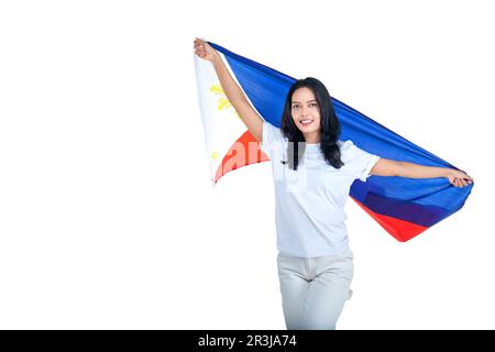 Asiatische Frauen feiern den philippinischen Unabhängigkeitstag am 12. Juni, indem sie die philippinische Flagge isoliert vor weißem Hintergrund halten Stockfoto