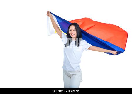 Asiatische Frauen feiern den philippinischen Unabhängigkeitstag am 12. Juni, indem sie die philippinische Flagge isoliert vor weißem Hintergrund halten Stockfoto