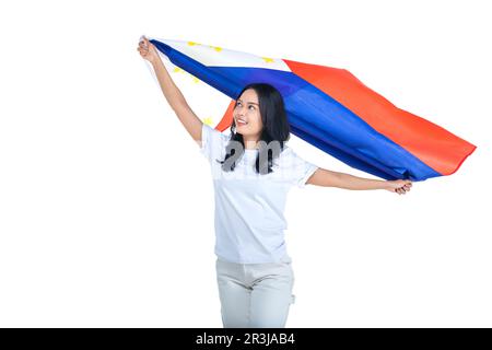 Asiatische Frauen feiern den philippinischen Unabhängigkeitstag am 12. Juni, indem sie die philippinische Flagge isoliert vor weißem Hintergrund halten Stockfoto