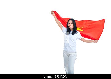 Asiatische Frauen feiern den Tag der Unabhängigkeit Vietnams am 02. September, indem sie die vietnamesische Flagge isoliert vor weißem Hintergrund halten Stockfoto