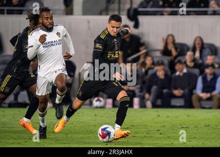 Der LAFC-Mittelfeldspieler Daniel Crisostomo (17) schießt während einer Lamar Hunt U.S. Open-Cup-Runde 16 gegen die Los Angeles Galaxy, Dienstag, Mai Stockfoto