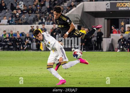 Der LAFC-Verteidiger Erik Dueñas (18) gewinnt während einer Lamar Hunt U.S. einen Header gegen den Mittelfeldspieler Riqui Puig (6) der Los Angeles Galaxy Offene Pokalrunde mit 16 Spiel, Stockfoto