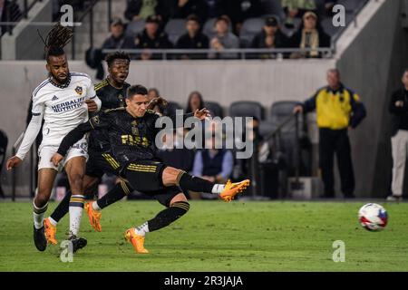 Der LAFC-Mittelfeldspieler Daniel Crisostomo (17) schießt während einer Lamar Hunt U.S. Open-Cup-Runde 16 gegen die Los Angeles Galaxy, Dienstag, Mai Stockfoto