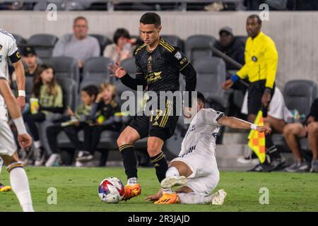 Los Angeles Galaxy MEMO Rodríguez (20) erhält eine gelbe Karte gegen eine Herausforderung des LAFC-Mittelfeldspielers Daniel Crisostomo (17) während eines Lamar Stockfoto