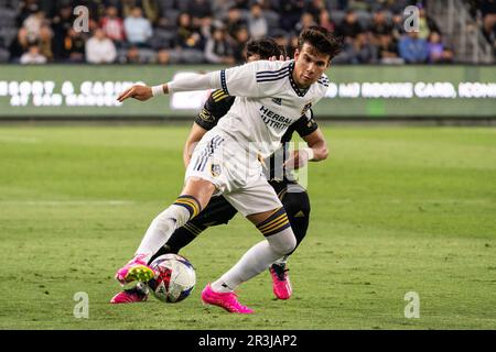 Der Mittelfeldspieler Riqui Puig (6) der Los Angeles Galaxy wird während der Lamar Hunt U.S. vom LAFC-Verteidiger Erik Dueñas (18) verteidigt Offene Pokalrunde mit 16 Spiel, Dienstag Stockfoto