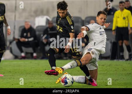 Verteidiger des LAFC Erik Dueñas (18) und Los Angeles Galaxy Forward Javier Hernández (14) kämpfen während einer US-Jagd auf Lamar um Besitz Öffnen Sie die Cup-Runde von 16 Stockfoto