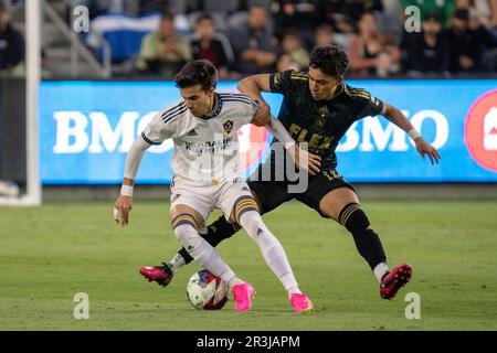 Der Mittelfeldspieler Riqui Puig (6) der Los Angeles Galaxy wird während der Lamar Hunt U.S. vom LAFC-Verteidiger Erik Dueñas (18) verteidigt Offene Pokalrunde mit 16 Spiel, Dienstag Stockfoto