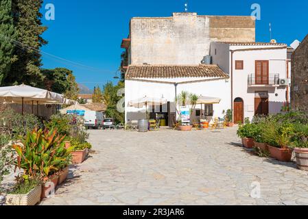 die piazza of Scopello mit Gastronomie und cafÃ befindet sich im Zentrum des Dorfes Stockfoto