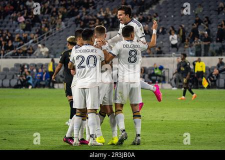 Das Los Angeles Galaxy MEMO Rodríguez (20), der Mittelfeldspieler Marco Delgado (8), der Mittelfeldspieler Riqui Puig (6) und der Mittelfeldspieler Tyler Boyd (11) feiern A Stockfoto